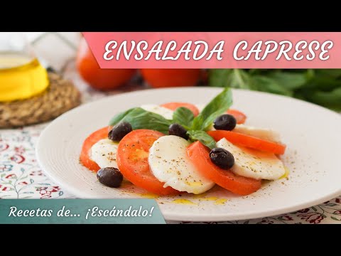 ENSALADA CAPRESE típica italiana con tomate, mozzarella y albahaca