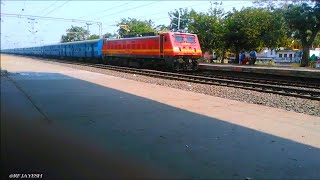 preview picture of video '[11082]GKP-LTT WEEKLY EXPRESS CROSSES TIMARNI LEADS WITH MUGHALSARAI WAP4'