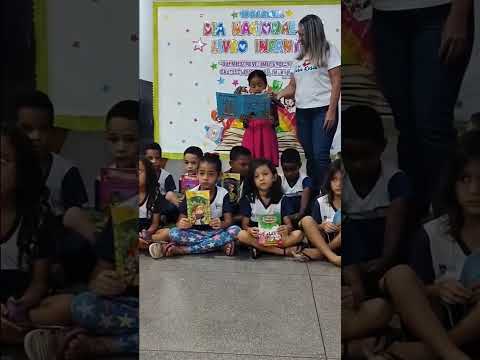 👉 Dia do Livro em Mara Rosa 📚 | Aluna do 1º ano da Tia Irene, lendo "João e Maria". Amor de leitura.