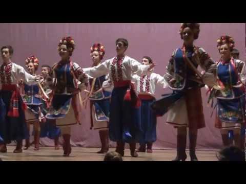 Dansuri populare slave cu elevi de la Colegiul "Octav Bancila" din Iasi.avi