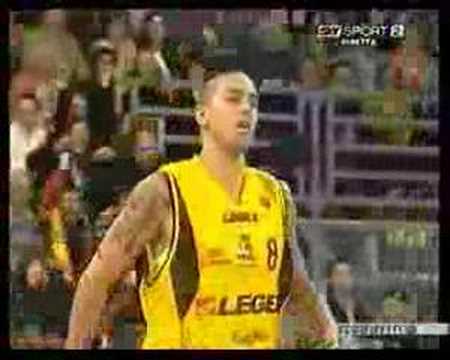 Grande giocata di A. Carter (Legea Scafati-A.J.Milano)