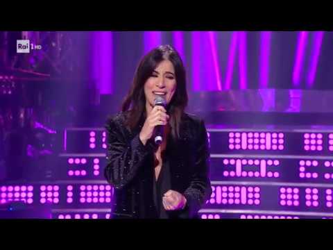 Paola Turci omaggia Faber cantando "Via del Campo" - Una Storia da Cantare 16/11/2019