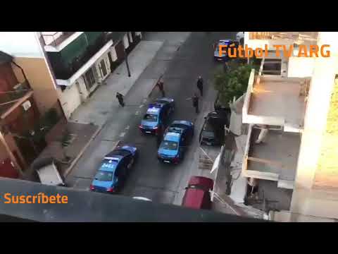 Barras de all boys corre a la policía