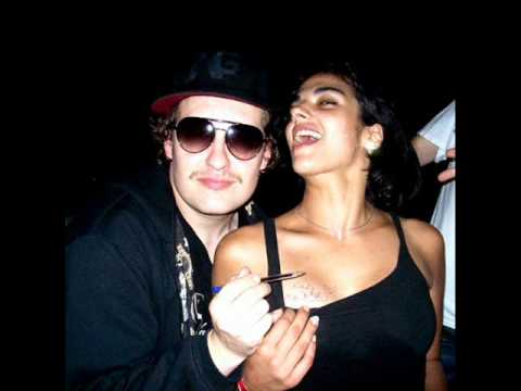 Johnny den Artiest - Beter bij mij