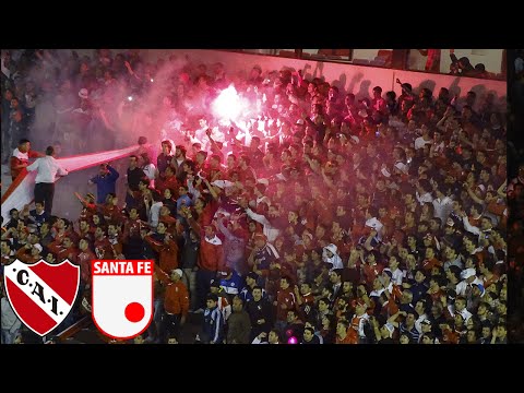 "Independiente 0 - Santa Fe 1  Sudamericana 2015. Hinchada." Barra: La Barra del Rojo • Club: Independiente