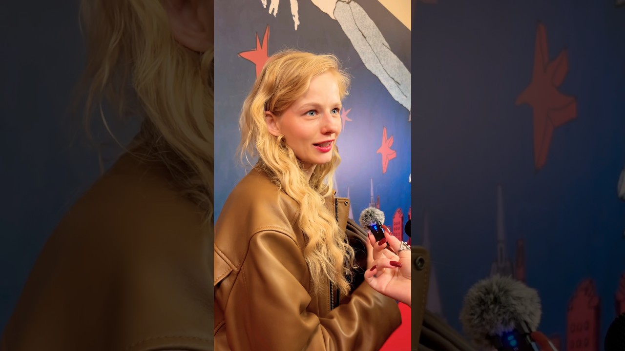 Sasha Bortich answered journalists' questions on the red carpet at the Khudozhestvenny Theatre. #...