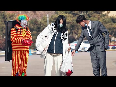 看到孕婦提不動重物，女孩幫忙時不忘提醒男友