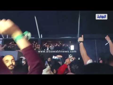 نجيب ساويرس يتفاعل مع الجمهور بحفل الميديل إيست