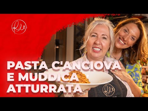 Come cucinare un piatto tipico siciliano: Pasta c'Anciova e Muddica Atturrata.