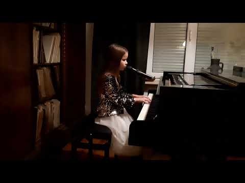 I'll be standing Ala Tracz, cover by Gosia Manthey (10lat)