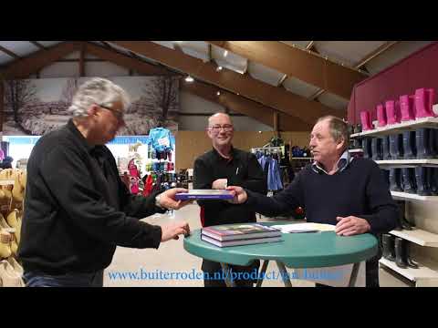 Boekpresentatie Jan Buiter 50 jaar ondernemen in Roden aan Gerard en Gertjan.