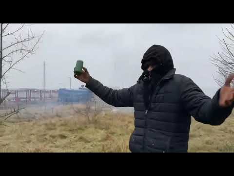 Assalto alle barriere polacche, idranti e gas lacrimogeni contro i migranti