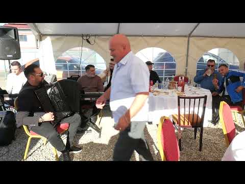 George Nicoloiu sta murgu legat de gard #2024  (Petrecere Mioveni) #show