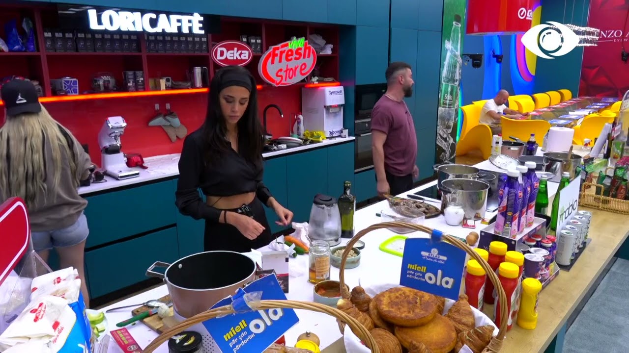 Si ka mundësi kaq pak mish, vajzat i tregojnë Elvisit se ka ngrënë Qetsori