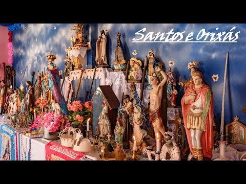 Santos e Orixás.