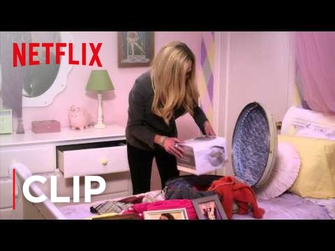 Arrested Development Season 4 (Clip 'Lindsay's Suitcase')