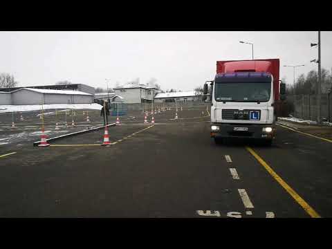 Parkowanie prostopadłe wjazd przodem Word Częstochowa. OSK TRAKER