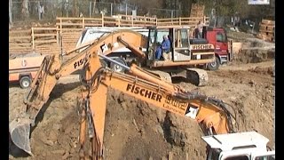 preview picture of video 'CAT 325 LN & Liebherr R902 / Aushub Schillermuseum Marbach a.N., Germany, 14.04.2004.'