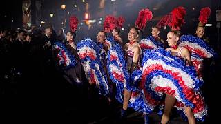 Las bailarinas del Moulin Rouge dan la bienvenida en París al final del Tour de Francia