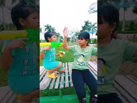 Chơi Bắn Súng Nước | Lấy Bánh Oishi | Lê Bình Dân (p88)#shorts