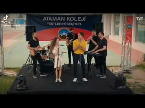 Asiye y Doruk cantando