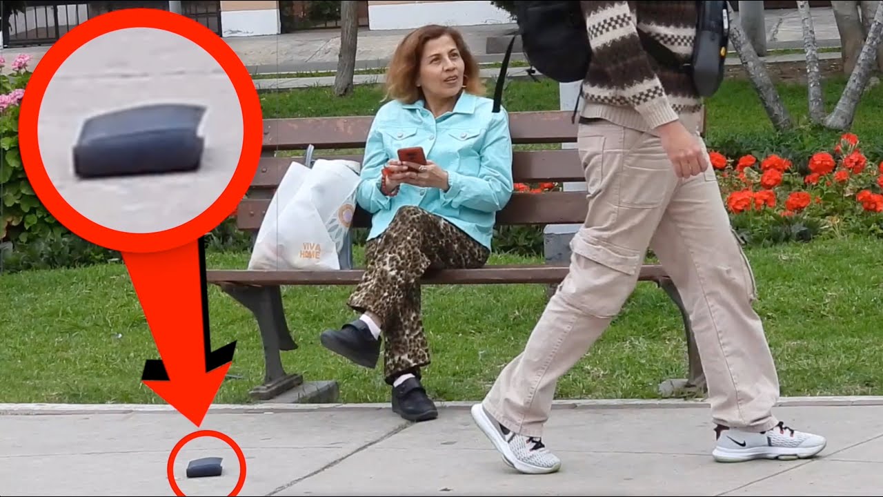 Dejo CAER billetera con $1000 en la calle (Me roban) Bromas en la calle