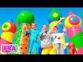 Vlad et Nikita dans le plus grand parc de structures gonflables pour enfants du monde