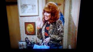 Woah, Peggy Bundy is wearing leopard spots! 🐆😻 (again)