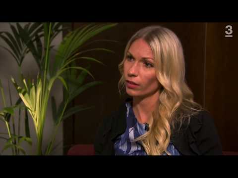 KBT-terapeuten Jacqueline Joo hjälper Lyxfällan-deltagaren Malin