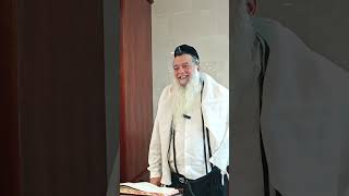 האם אדם שמשחק בקוביה על כסף יכול לעלות חזן? (הרב יגאל כהן) - התמונה מוצגת ישירות מתוך אתר האינטרנט יוטיוב. זכויות היוצרים בתמונה שייכות ליוצרה. קישור קרדיט למקור התוכן נמצא בתוך דף הסרטון