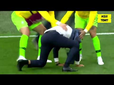 Tite caindo em slow motion e de trás pra frente no jogo Brasil x Costa Rica