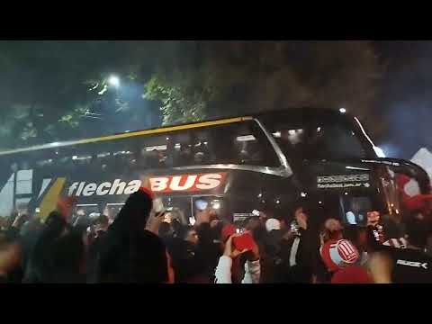 "ESTUDIANTES DE LA PLATA recibimiento de jugadores noche libertadores" Barra: Los Leales &bull; Club: Estudiantes de La Plata
