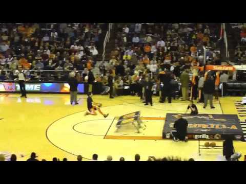 Niño Se Clava en Canasta