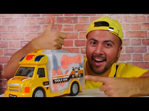 Çocuklar için tamircilik oyunu. Şeffaf tamir arabası görev başında. Oyuncak kamyon bozuldu.