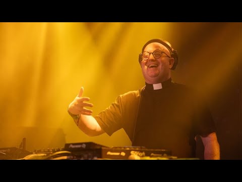 El 'cura DJ' arrasa en el Medusa Festival: más de 150.000 personas escuchan al padre Guilherme