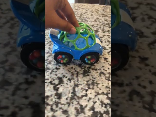 Vídeo relacionado con Bright Starts, Set de Regalo Grasp The Day, Oball de Fácil Agarre, Pack de 2 Juguetes con Pelota y Sonajero, Sin BPA, Unisex, Desde Recién Nacidos en Adelante