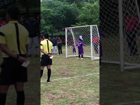 Kiper gendut menahan  tendangan pinalti