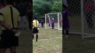 Download lagu Kiper gendut menahan  tendangan pinalti mp3