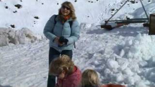 preview picture of video 'Jacobien en Marianne sleeën in Whakapapa Village'