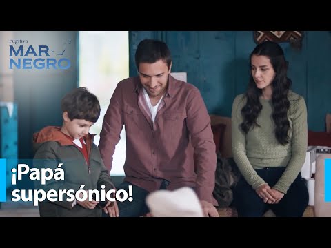 Tahir le compra un regalo a Yiğit - Mar Negro Capítulo 153 | Fugitiva