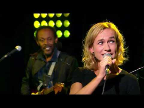 Live Sandrine BONNAIRE et le groupe WACH'DA - "Le monde à l'envers" / Dimanche 2 octobre