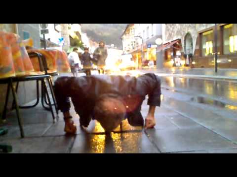 Heini macht 20 Liegestützen in der Malserstraße Landeck.