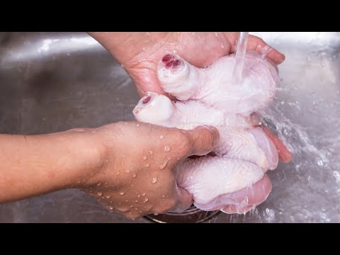 生の鶏肉を絶対に洗ってはいけない理由 (Why You Should Never Wash Raw Chicken)