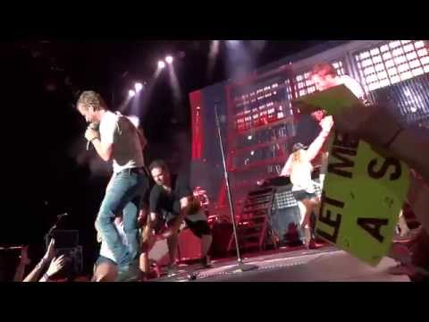 DIERKS BENTLEY - Pulls Girls up on stage wearing LITTLE WHITE TANK TOPS & stage dives!!!