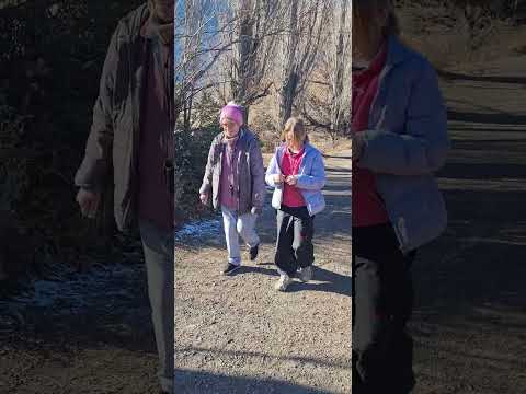 GRACIELA VICENTE Y NOÁ MATEOS CAMINANDO ZONA LAGUNA WILLMANCO // ESQUEL #chubut #patagonia