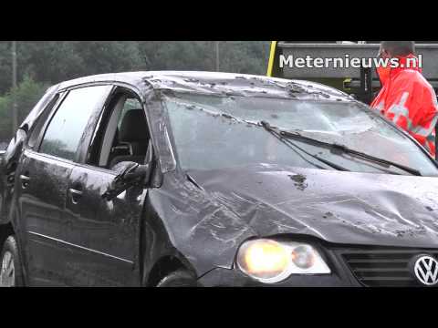 Auto over de kop op knooppunt A28 Hoogeveen