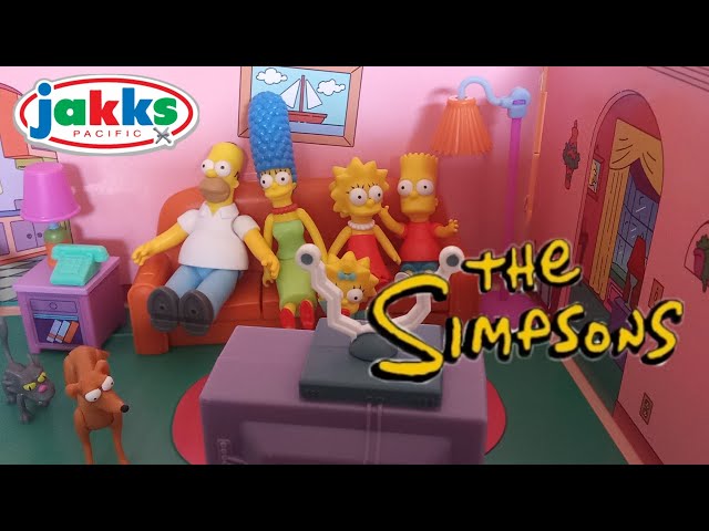 Vídeo relacionado con Pack Familiar de Figuras de acción de Los Simpson a Escala de 6,35 cm de JAKKS Pacific. Incluye a Homer, Marge, Bart, Lisa, Maggie, Ayudante de Santa y Bola de Nieve II.