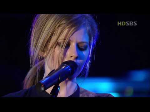 AVRIL LAVIGNE - Nobody's home (live in Korea 2004) [HD]