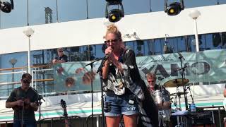 Cayamo 2018 Lee Ann Womack Don&#39;t Listen to the Wind