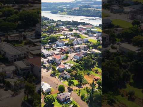 Drone filma a cidade de Pinheirinho do vale no baixo vela do Rio Uruguai.